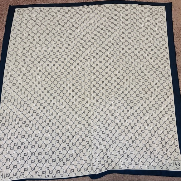 Vintage Gucci square silk scarf - Picture 1 of 2